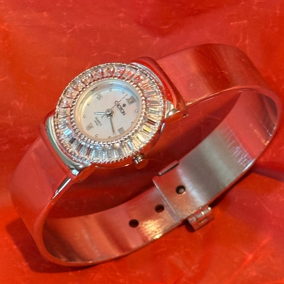 Croton Luxurious Silver Timepiece - Picture 3 of 10